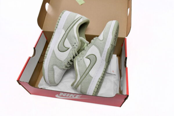 HUF x Nike SB Dunk Low ’Fleece‘’ - Image 4